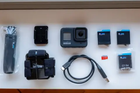 Gopro hero 8 black + batteries + sd card + extras