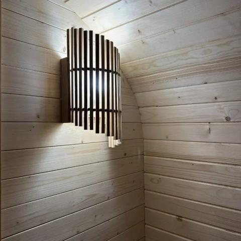 Premium gartensauna für 6 personen aus thermoholz – moderne fasssauna für den garten