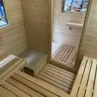 Premium gartensauna für 6 personen aus thermoholz – moderne fasssauna für den garten
