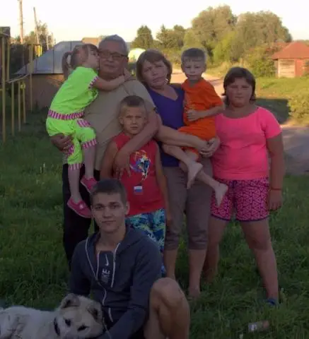 Eine große Familie aus Russland nimmt dankbar Hilfe an