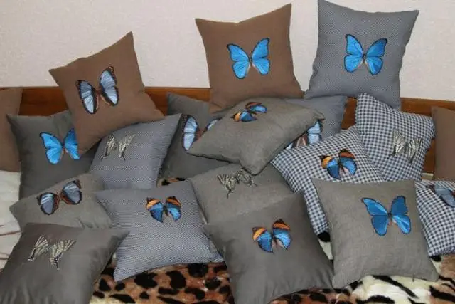 Продаются Декоративные подушки вышитые с экзотическими бабочками размер 30*30 см.